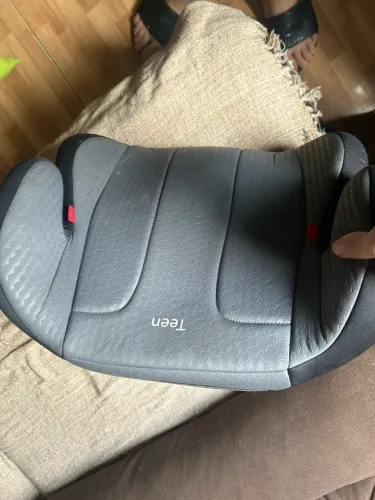 Teen Cosco na cor cinza, projetado para crianças de 15 kg a 36 kg (Grupos 2 e 3).