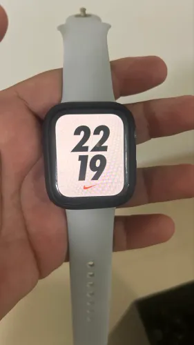 Apple Watch 4 , com 5 pulseira e carregado.