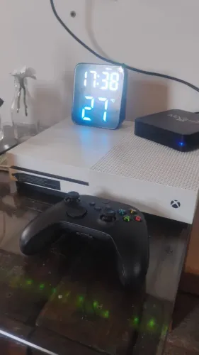 X Box one S e Controle semi novo.