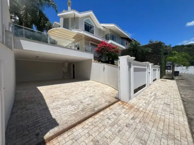 Casa de alto padrão com 3 suítes para venda no bairro Centro em Gaspar/SC