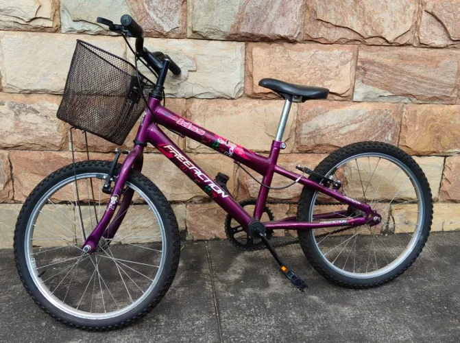 Bicicleta infantil free action aro 20 cor violeta com cestinho melissa