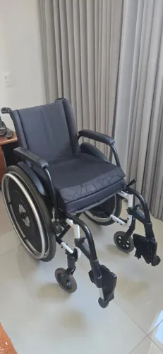 Cadeira de rodas Ortobras recém revisada