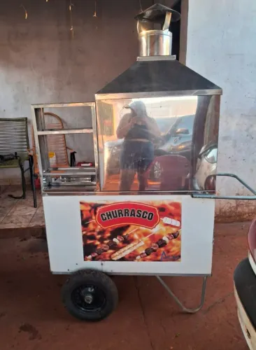 Carrinho de espetinho semi novo