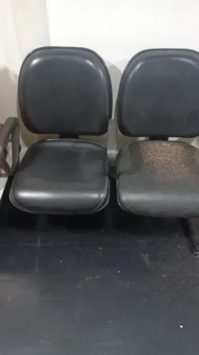 Vendo cadeiras conjuntas , uma necessita de reparo no estofado