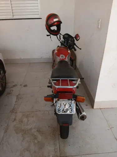 Vendo moto honda cg125 ano de 1999 conservada documento em dias . Cor vermelha ipva pago