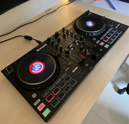Controladora Dj Numark Mixtrack Platinum Fx Serato 4 deck