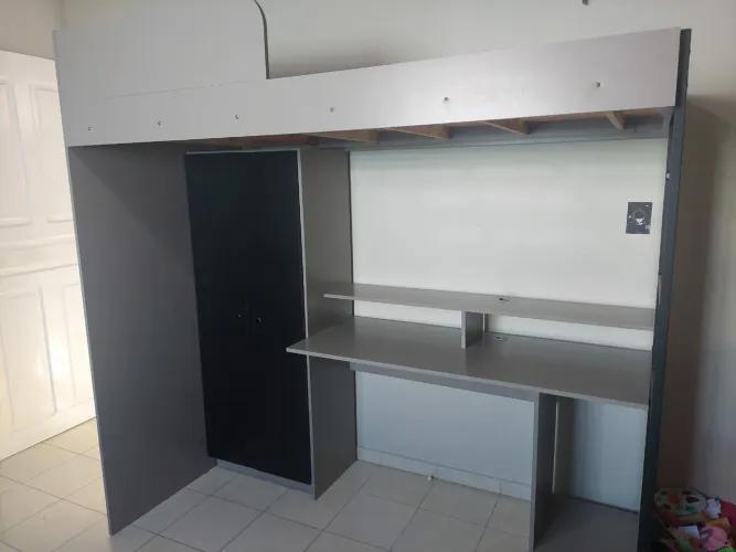 Vendo cama com mesa de estudo e armário