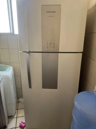 Vendo geladeira , está faltando o gás