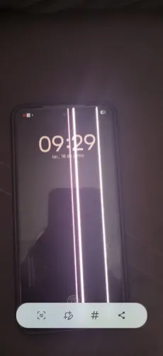 Smartphone com linhas na tela