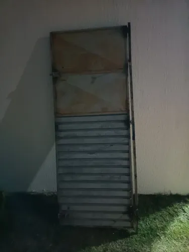 Portão de ferro com grade 0,80 X 2,10