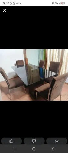 Mesa de vidro fumê e 6 cadeiras suede marrom