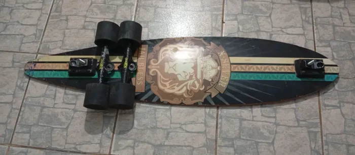 Vendo truck com rodas e shape de longboard