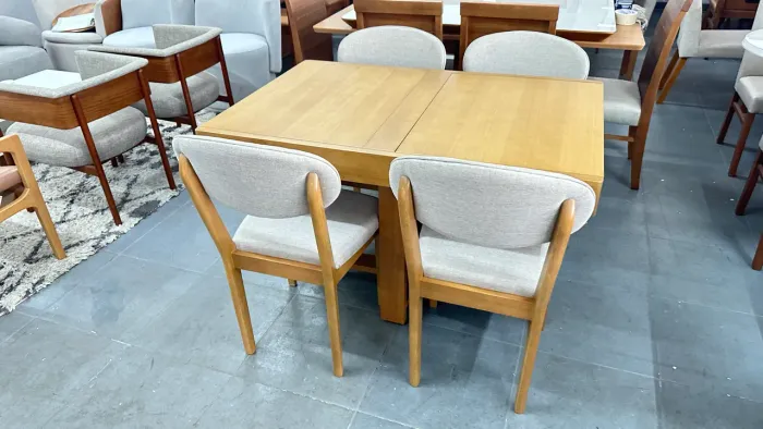 Mesa extensível de madeira 