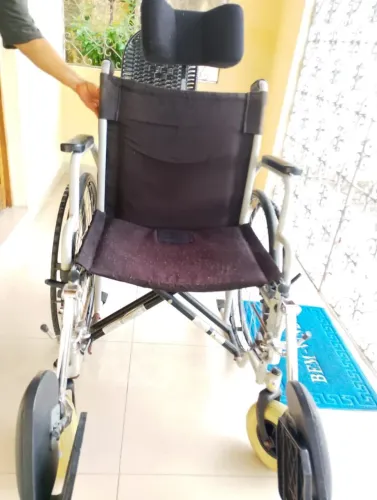  Apoio para cabeça em Cadeira de rodas .