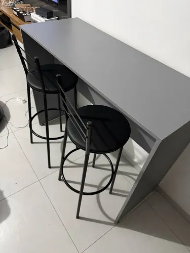 Jogo de bancada com 2 banquetas