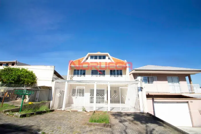 Sobrado com 5 quarto à Venda no Bairro Capão Raso Curitiba.