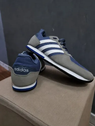Tenis adidas de couro original apenas um rasgado no calcanhar na parte de dentro do tenis
