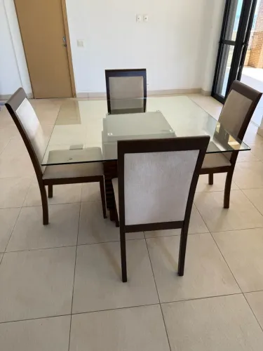 Mesa de jantar com base em madeira e tampo de video