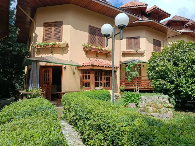 Casa à venda com 5 dormitórios no Condomínio Villagio Del Sole em Campos do Jordão/SP.