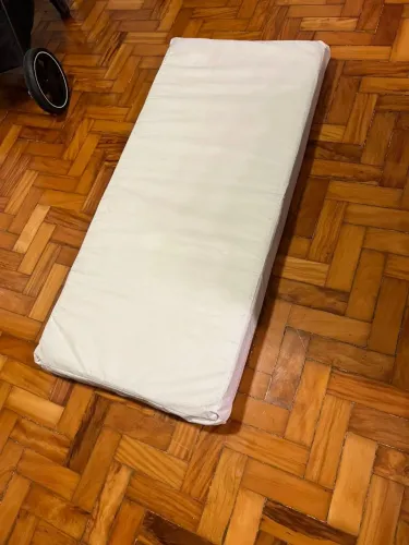 Colchão de bebe com capa impermeavel nunca usado