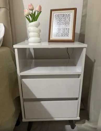 Mesa de cabeceira retrô pés palito