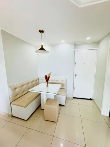 Apto, Asa Norte. Mobiliado: 2 qtos, cozinha, sala, sacada, 2 ban e garagem.