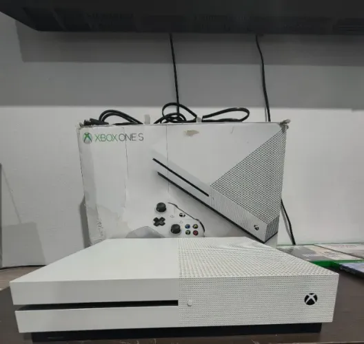 Xbox One S 1TB + 5 Jogos (Minecraft, NFS, FIFA) - Sem Controle