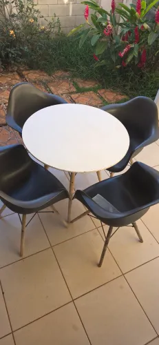 Mesa com 4 cadeiras