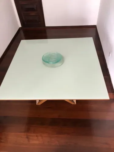Mesa com tampo de madeira revestida de vidro retangular de 8 lugares com cadeiras