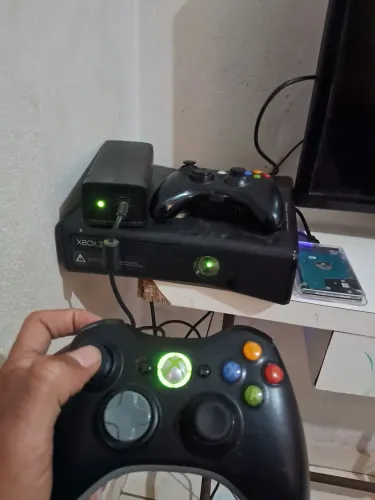 Vendo Xbox 360 Mais AHD 500 GB? com 2 manetes e 30 a 35 jogos pode baixar mais se quiser.