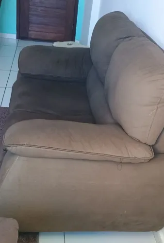 Vende-se uma sofá de 2 lugares
