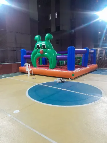 Brinquedos infláveis centopeia 5x5 e jacaré 3x6