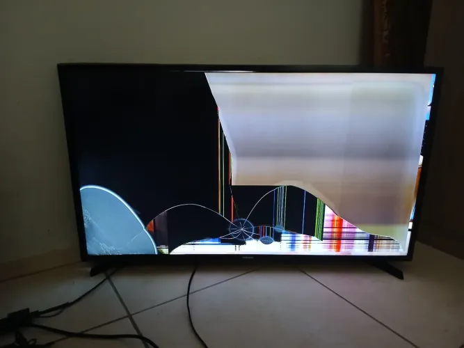 Smart TV 43 tela quebrada