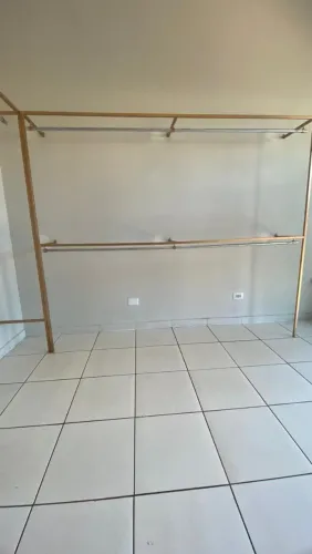 Arara de roupas para loja