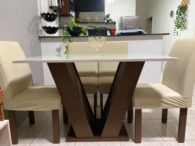 Mesa de Jantar Madeira Madeira - Com tampo de vidro 4 cadeiras 1,20 X 80 R$ 1.050