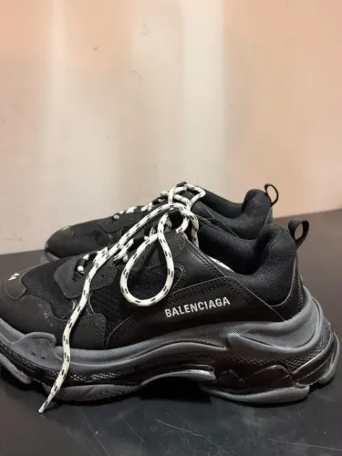 Balenciaga Triple S preto