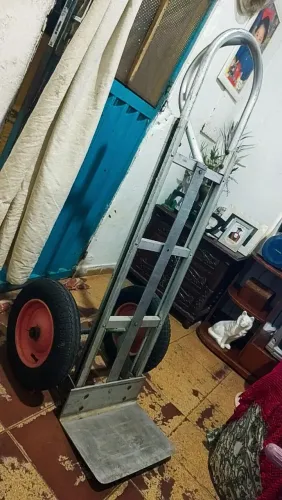 Carrinho de carga em alumínio.