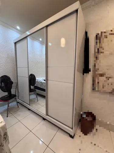 VENDO GUARDA ROUPA CASAL COM ESPELHO E 3 PORTAS DE CORRER