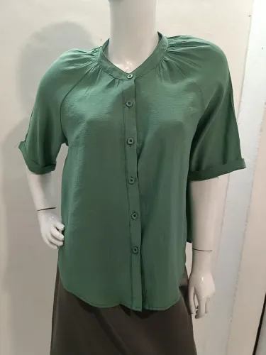Blusa em crepe verde, Tam G, pouco uso.