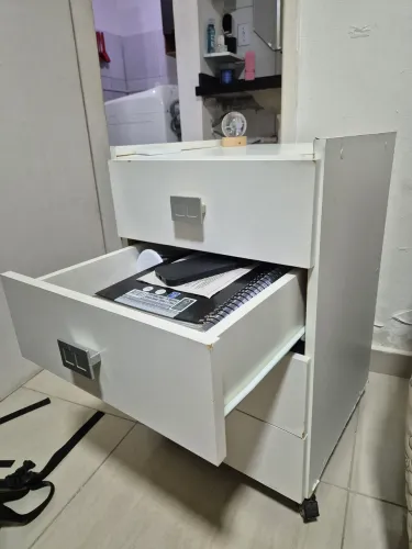 Mesa de cabeceira branca