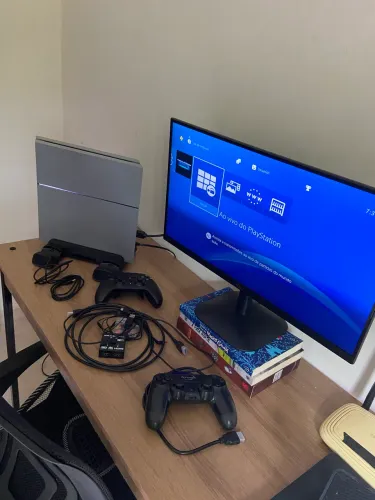 Ps4 + Monitor, controles e cabos