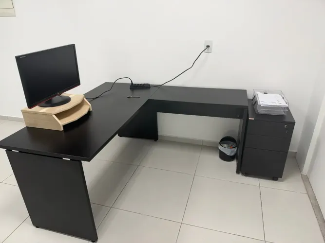 MESA L ESCRITOLÂNDIA COR PRETA EM MDF SEMINOVA COM GAVETEIRO