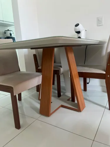 Mesa com duas cadeiras no precinho