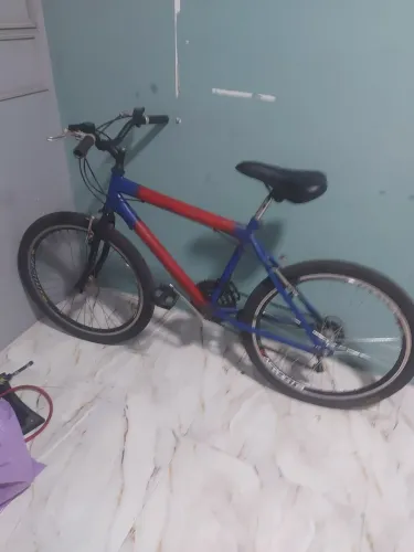 Bicicleta tamanho reduzida funcionando de marcha perfeitamente funcionando