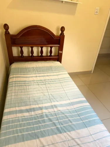 Cama de solteiro de madeira maciça