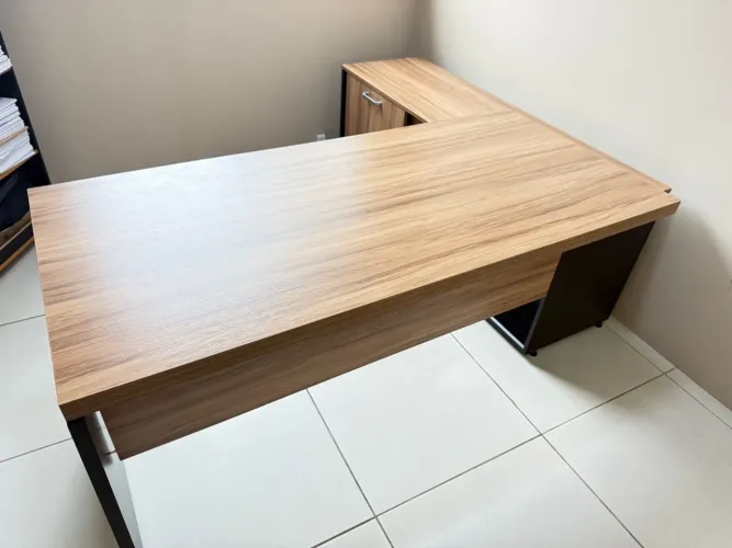 Mesa L para escritório