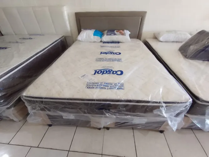 Colchões/mesa/Beliches/Guarda-Roupa