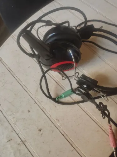 SOM DE OUVIDOS COM CABO PARA SER USADO EM CELULAR OU TVS ,E EQUiPAMENTOS ELETRiCO OU ELETR