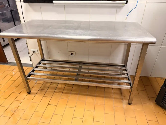 Mesa inox com prateleira 