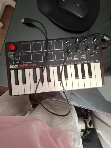 Controlarora Akai MPK mini II Seminova com entrada Usb 2.0, sustain, 25 teclas e 8 pads